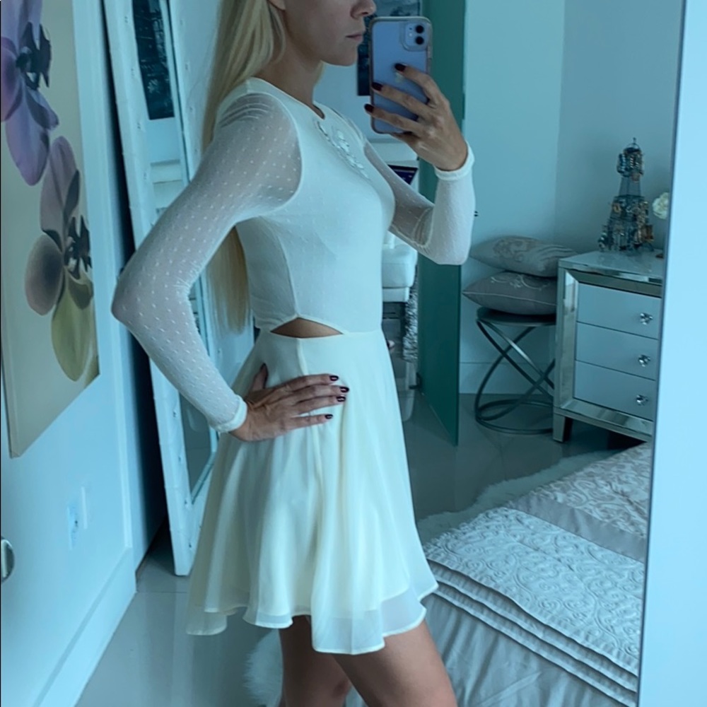 GUESS Dress 🦢 - Picture 2 of 9